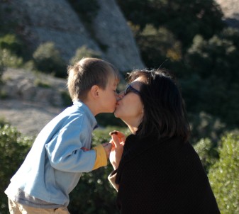 g and mom kissing